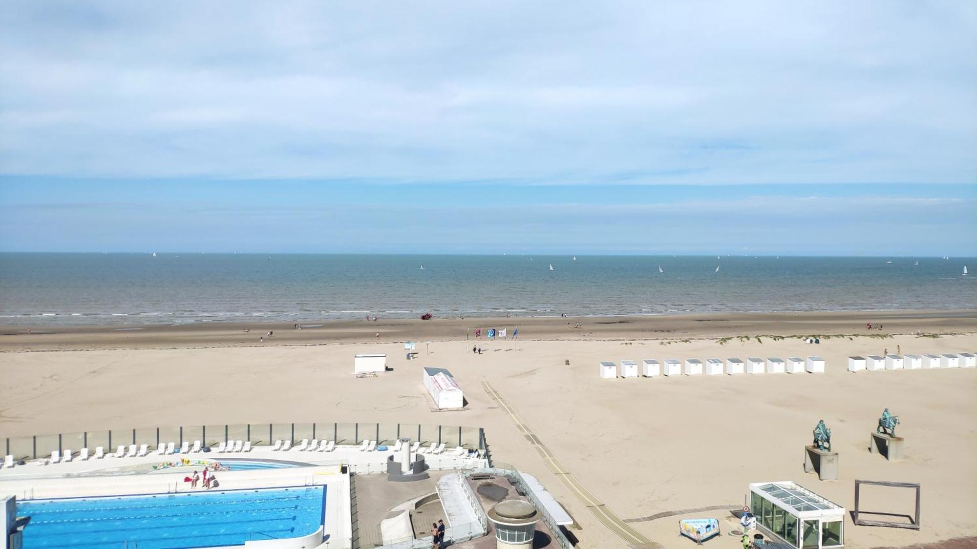 Zeezicht Vanop Het 6 De Verdiep Oostduinkerke Bagian luar foto
