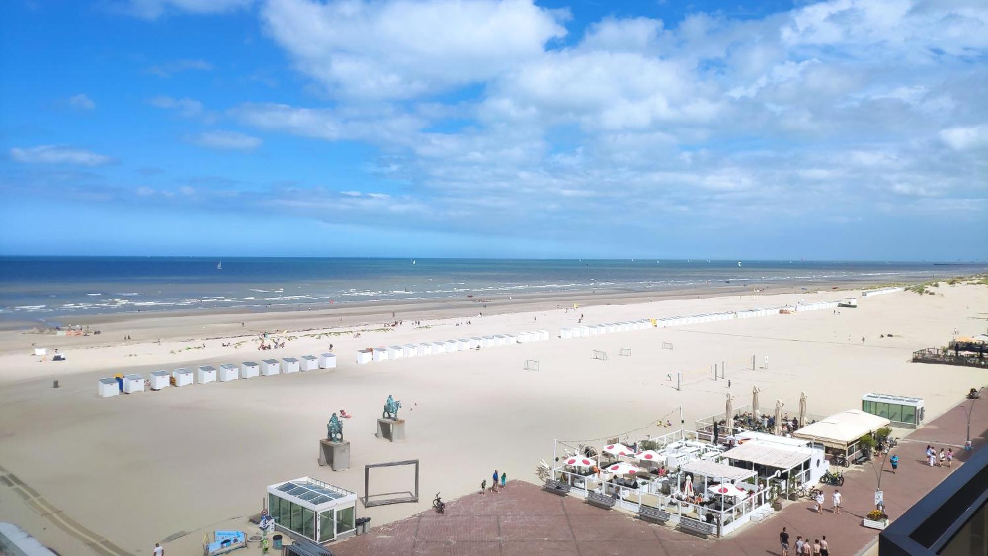 Zeezicht Vanop Het 6 De Verdiep Oostduinkerke Bagian luar foto